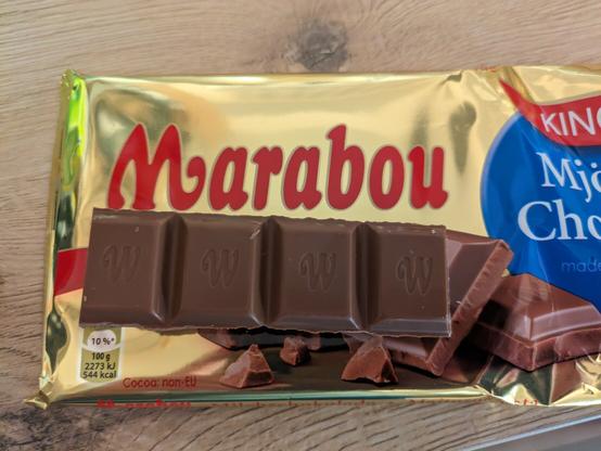 Eine Tafel Marabou-Schokolade mit ein paar Stücken der Schokolade obendrauf