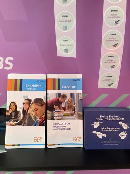 Flyer des BJV/DJV am Stand des Bayerischen Journalisten-Verbands.