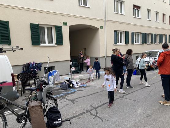 einige Kinder und ein paar Erwachsene holen sich die Straße zurück
