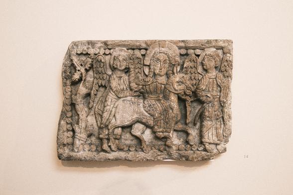 Friesplatte mit dem reitenden Christus und zwei Engeln (Section from a Frieze with Christ on Horseback and Two Angels), Ägypten (Sohag?), 6./7. Jh., Kalkstein. Die Bildersprache folgt der des feierlichen Einzuges eines Herrschers.