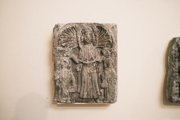 Relief mit einer Betenden (Orans) zwischen zwei
Heiligen (Relief with a depiction of a female prayer between two saints), Ägypten, 5./6. Jh., Kalkstein.
