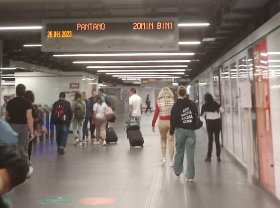 Foto scattata in metro, la.prossima passa tra 20mins