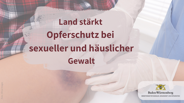 Auf einer Untersuchungsliege sitzt ein Mensch mit einem großen Bluterguss auf dem Oberschenkel. Eine medizinische Fachkraft untersucht den Fleck.
Text: Land stärkt Opferschutz bei sexueller und häuslicher Gewalt.