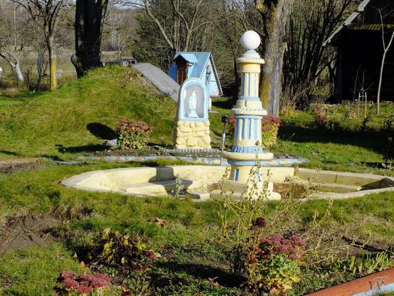 Лев, Медведь и Дева Мария. Воцарившийся на клумбе орёл. Флюгер-самолёт на крыше жизнерадостного летнего домика. Колодец-избушка...
 
В продолжение предыдущего фото красивого подворья у дороги, что я выкладывал на днях. Скульптурки более крупным планом. Подворье в самом деле настолько красивое, что даже пошлая табличка советских времён "Дом высокой культуры" смотрелась бы отнюдь не иронично.
Гродненская область, #Беларусь.
#art #autumn #lang_ru #скульптура #осень #photography #фото #handmade #homeart