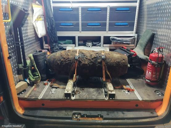 Eine entschärfte Fliegerbombe. Sie wurde in Düsseldorf bei Bauarbeiten gefunden und liegt nun mit Gurten gesichert in einem Transporter.