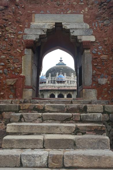 Blick durch ein altes historisches Fenster auf einen Palast in New Dehli | View through an old historic window onto a palace in New Delhi