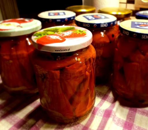 Słoiki z domowymi przetworami z czerwonej papryki.