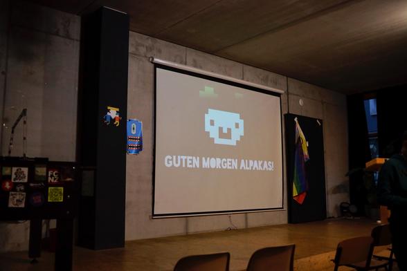 Foto von Projektion des Jugen-Hackt-Hamburg-Logos und dem Schriftzug „Guten Morgen Alpakas“