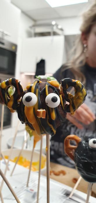 Ein getigerter Cakepop mit Augen.