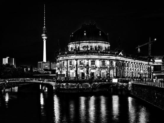 Nachtaufnahme des Bode Museum in Schwarz Weiss