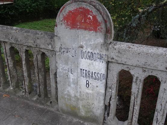 Borne ancienne matérialisant les limites des Départements de la Corrèze et de la Dordogne, située sur la rivière Couze