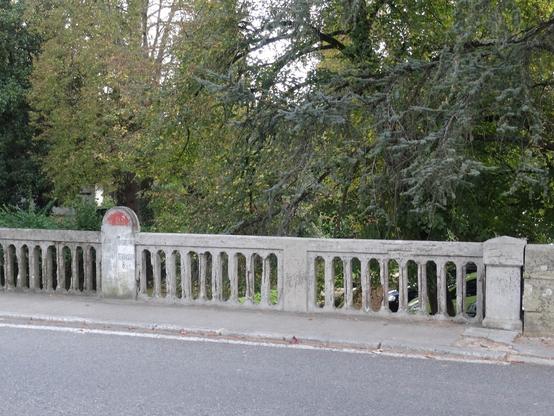 Rambarde de béton ancienne et un peu dégradée, placée sur un pont franchissant la rivière Couze, entre les Départements de Corrèze et de Dordogne.