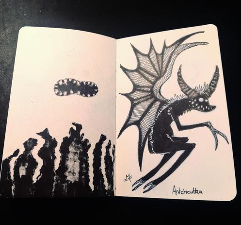 Description : Dessin à l'encre noir. Une créature ailée et cornue noire avec des griffes au bout des mains et des pieds. 

Créature : L'antchoutka est un Esprit mauvais, un des anciens noms en russe pour désigner le diable. Il est doté d'ailes et, chez les Slaves de l'Est, vit soit dans l'eau soit dans les airs. Il aide les Vodník et les bolotnyï, se déplace très vite et sait voler. Comme bon nombre d'Esprits malveillants, il apparaît immédiatement à la mention de son nom, sans talon, cornu et repoussant. L'antchoutka est évoqué pour faire peur aux enfants : « N'agite pas les jambes sous la table pendant le repas, sinon l'antchoutka viendra s'asseoir dessus ! ».