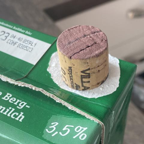 Ein Weinkorken als Ersatzverschluss im Milch-Tetrapack