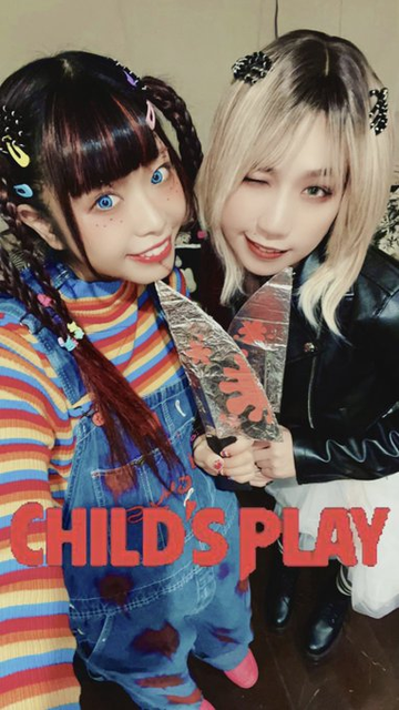 Knotty and Roa as Chucky and Bride of Chucky. Lettering on photo says Child's Play. They are both holding "blood" stained carboard and aluminum foil butcher's knifes.