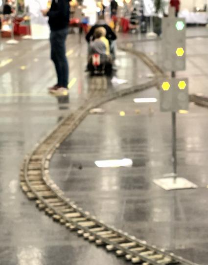 Das zugehörige Hauptsignal wurde inzwischen auf Frei mit 40 geschaltet. Geht immerhin auch in die Ablenkung. Das Ausfahrvorsignal zeigt sich hier Vorsicht. Hessisch handelt es sich bei diesen Signalen um echte Lichtsignale.