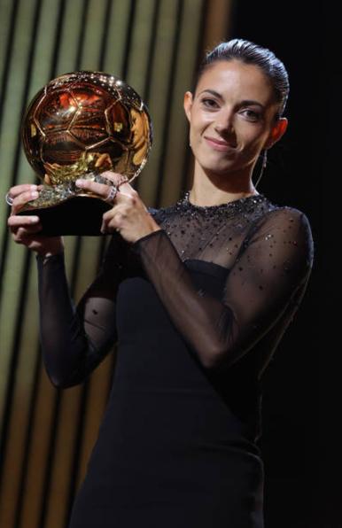 Aitana Bonmatí holding her 2022 Ballon d'Or