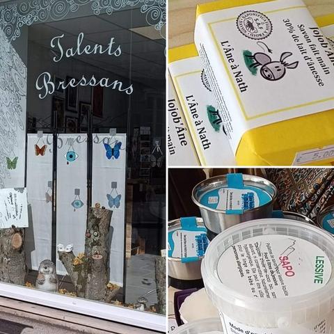 Photo de la vitrine de la boutique Talents Bressans ainsi que quelques savons, pots de lessive et cakes vaisselle