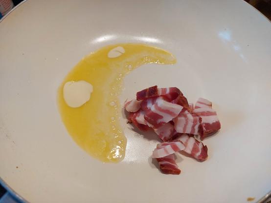 Speck in Butter anschwitzen und auslassen