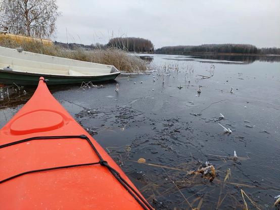 Kajakki lähdössä rannasta ohuen jään keskeltä.