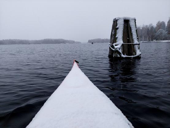 Uitossa käytettävä "ukko". Kajakin kansi kokonaan lumen peitossa.