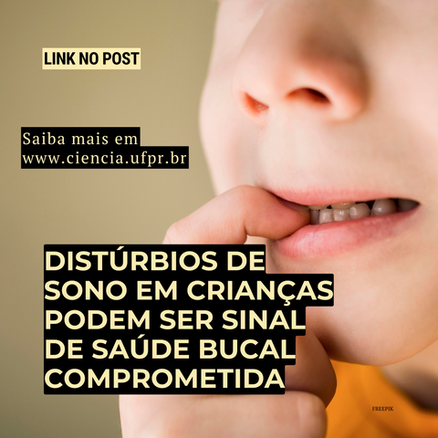 Cartão com fundo verde amarelado, com detalhe da parte de baixo do rosto de uma criança, mostrando nariz e boca. É uma criança branca e está com o dedo indicador na boca, como se estivesse com dor de dente. Sobre a foto, as chamadas: "Distúrbios de sono em crianças podem ser sinal de saúde bucal comprometida"; "saiba mais em www.ciencia.ufpr.br"; e "link no post".