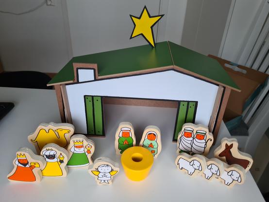 Julestallen, julekrybbe utformet av Dick Bruna, med tre vese menn, kamel, engel, Josef og Maria, gul kloss i stedet for Jesus, to gjetere, tre sauer og et esel.