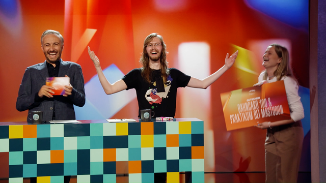 Ein Bild aus dem Lass Dich Überwachen Special vom 20. September 2023 mit (von links nach Rechts) Jan Böhmermann, Erik Uden, und Anna. Der Kontext dieses Bildes ist, dass Erik Uden für mehrere Monate heimlich überwacht wurde und es im Rahmen der Aufzeichnung dieser Sendung am 24. August 2023 erfuhr. In diesem Moment wird ihm ein Schild überreicht auf dem "BahnCard 100 & Praktikum bei Mastodon" drausteht, was Geschenke waren welche über diese Show ausgestellt wurden. 

In diesem Moment erzählte Erik Uden einen Witz über den alle unfassbar lachten.