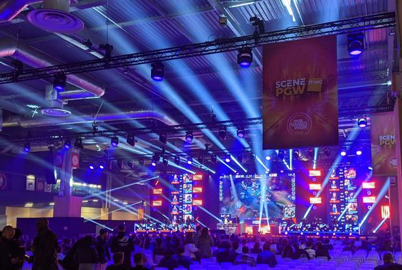 La grande scène #PGW, dans la pénombre, avec des faisceaux lumineux bleus et roses dignes d'une salle de concert