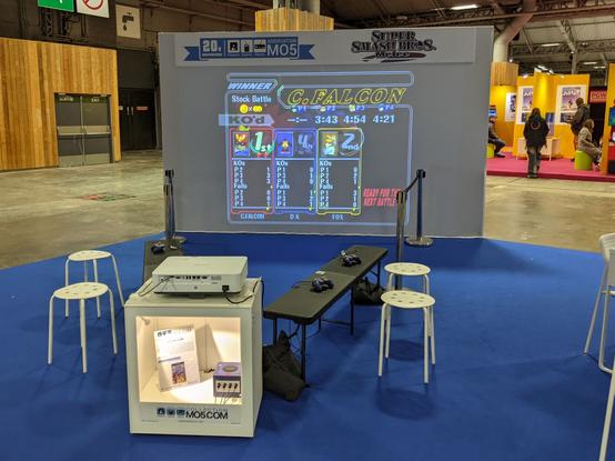 Ecran géant sur le stand MO5.com avec Super Smash Bros. Melee sur Nintendo GameCube