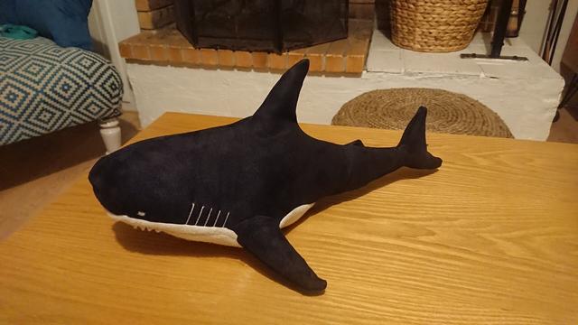 Requin en peluche posé sur une table basse.