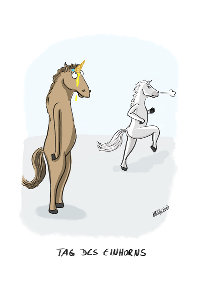 Ein Pferd mit einem Eishörnchen auf der Stirn. Eiscreme läuft hinunter. Ein weiteres, sichtlich wütendes Pferd verlässt die Szenerie. Tag des Einhorns.