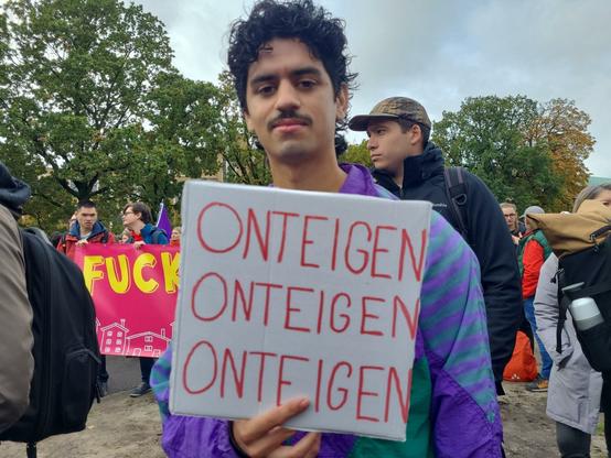 Actievoerder met protestbord @ Woonprotest manif in Den Haag:
ONTEIGEN
ONTEIGEN
ONTEIGEN