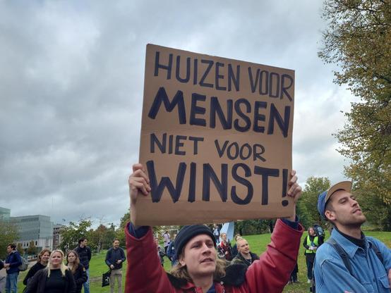 Actievoerder met bord:
HUIZEN VOOR
MENSEN
NIET VOOR
WINST!