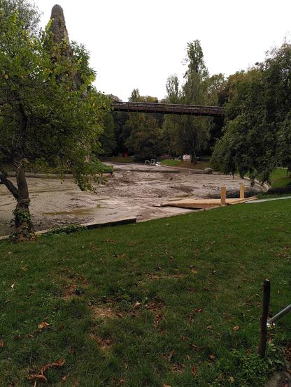 Curage du lac des Buttes Chaumont