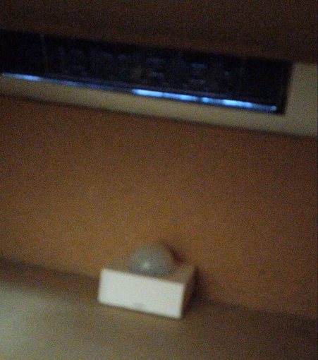 Interior del buzón con un sensor de movimiento.