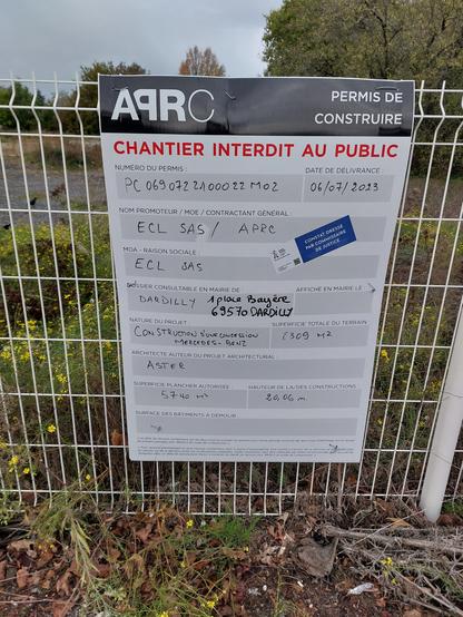 Affichage règlementaire de permis de construire délivré en août 2023, annonçant la construction de la concession.