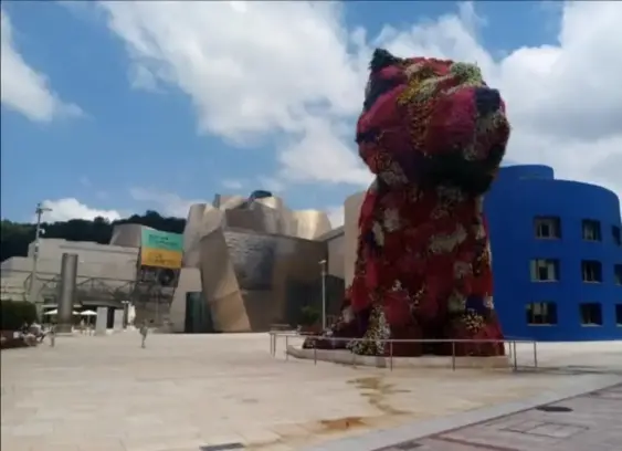 Puppy Con El Museo Guggenheim De Bilbao.