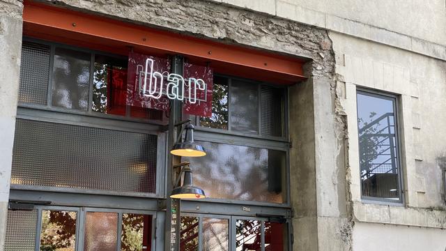 Gros plan sur une verrière du Lieu Unique, où on peut simplement lire « bar »