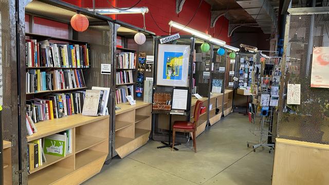 Vu de côté du « salon de lecture » du Lieu Unique, dans lequel les livres côtoient des décorations, affiches et objets divers