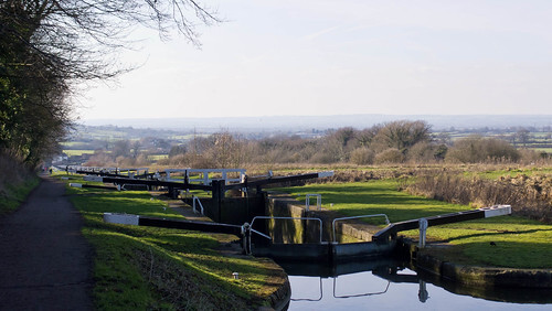 A photo titled "Caen Hill Locks, Kennett and Avon Canal, Devizes", taken near Lock 39, Devizes Lock by interbeat on Flickr.