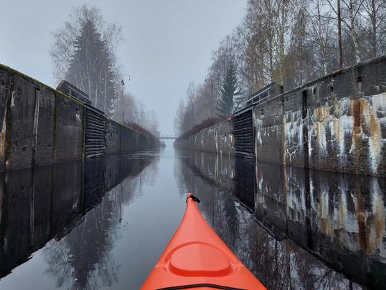 Kanavan avoin ylempi sulkuportti.
