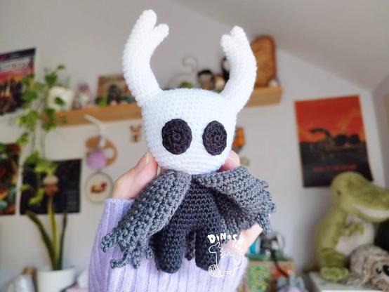 Amigurumi de caballero Hollow Knight tejido y patronado por @dinosalabs