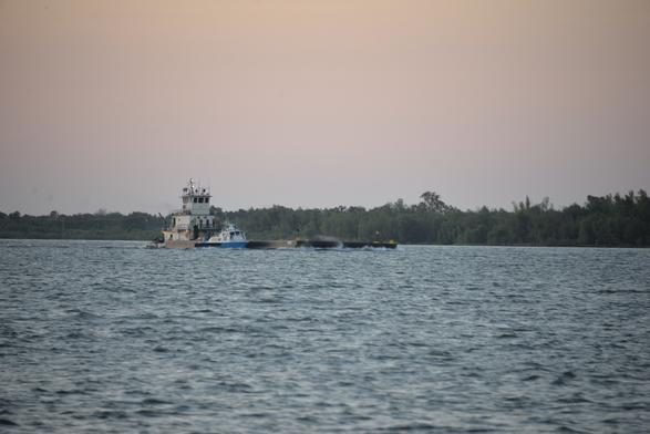 A water barge delivers municipal water to the Lower Plaquemines Parish in Louisiana, Oct. 1, 2023. Team New Orleans, US Army Corps of Engineers, Public domain, via Wikimedia Commons.