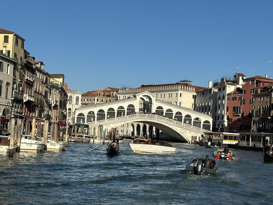 Fast mehr Boote als Wasser auf dem Canale Grande.