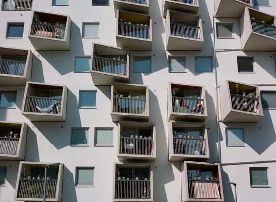 Bei 110 sahen wir die Balkone von der Seite, diesmal gibt es sie in der Frontale. Sie werden dadurch nicht gerade, aber hier erkennt man den Sinn der Form: Rechts ein Blickschutz, Links freie Sicht. Das ist einleuchtend, pickt der Karlheinz-Hora-Hof doch direkt an der rechten Flanke. Der Schnitt der Wohnungen würde mich interessieren, den kann man nur erahnen. Das Büro hat jedenfalls nicht mit Excel gezeichnet. Besser als die Grafik-Abteilung der Telekom-Austria.