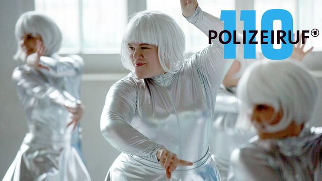 Im Polizeiruf 110 „Kopflos“ aus Cottbus ist die Kommissarin in silbernem Kostüm beim Tanz zu sehen. Hier unsere Kritik zum neuesten Fall. (Foto: ard-foto s2-intern/extern, rbb / Volker Roloff)