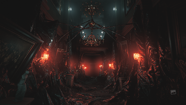 Zrzut ekranu z gry "Layers of Fear" przedstawiający wypaczony i zdemolowany korytarz-galerię, oświetlony niepokojącym, czerwono-pomarańczowym światłem przywodzącym na myśl szalejący ogień, dobywającym się z ozdobnego, mosiężnego żyrandola zwisającego pośrodku korytarza ze sznurów czarnej, bezkształtnej masy zarastającej ściany i podłogę korytarza wchłaniając po drodze wszystko czego dotknie. Ozdobne obrazy, drewniane postumenty z drobnymi rzeźbami i mosiężnymi popiersiami, a także rzędy miedziane klinkiety w kształcie tulipanów, z których wydobywa się takie samo, niepokojące, czerwono-pomarańczowe światło jak z żyrandola. Jeżeli spojrzymy do góry, zobaczymy lustrzane odbicie tego korytarza jednakże w normalnym, niewypaczonym stanie - z piękną, białą, marmurową posadzką z czarnymi ozdobami oraz z rzędami miedzianych klinkietów w kształcie tulipanów po obu stronach przejścia, z których dobywa się trupio-blade światło.