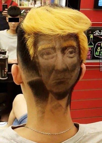 Jongen zit bij bij kapper. Op achterhoofd is een soort Trump coup gemaakt, geschoren en gebeleekt