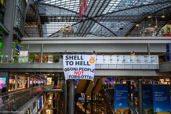 Aktivist*innen von Extinction Rebellion beim Banner Drop (Shell to hell / Ogoni people are not forgotten) für die Ogoni Nine, die mit 700.000 Ogoni gegen Shell protestiert hatten und am 10.11.1995 nach einem dubiosen Gerichtsprozess gehängt wurden. Berlin, 10.11.2023
